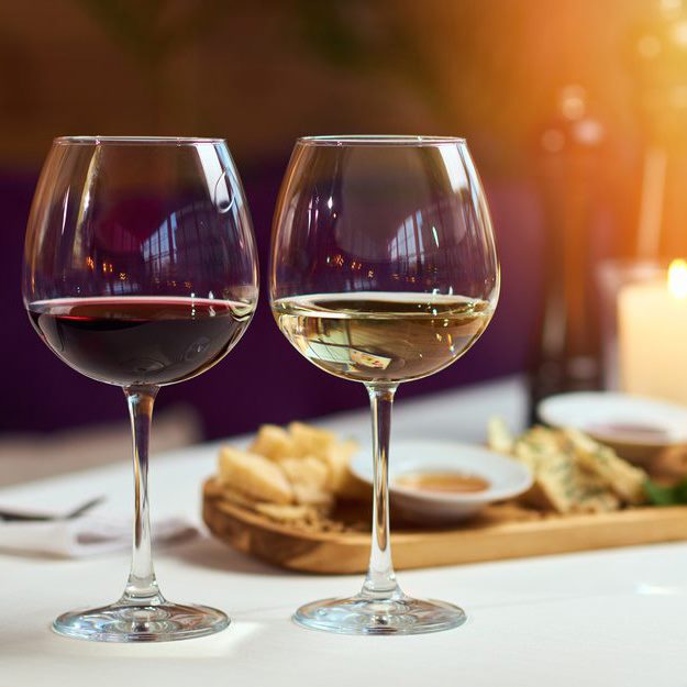 Rượu vang thức uống không thể thiếu trong buổi hẹn hò lãng mạn