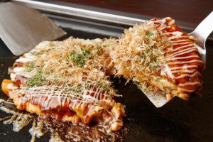 Bánh bèo Nhật Bản một món ăn vặt được làm từ bột, rau và thịt, tua bạch tuộc bằm