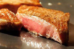 Beef Steak từ thịt bò Snow Aging Wagyu được chế biến trên bếp Teppanyaki có độ chín đều