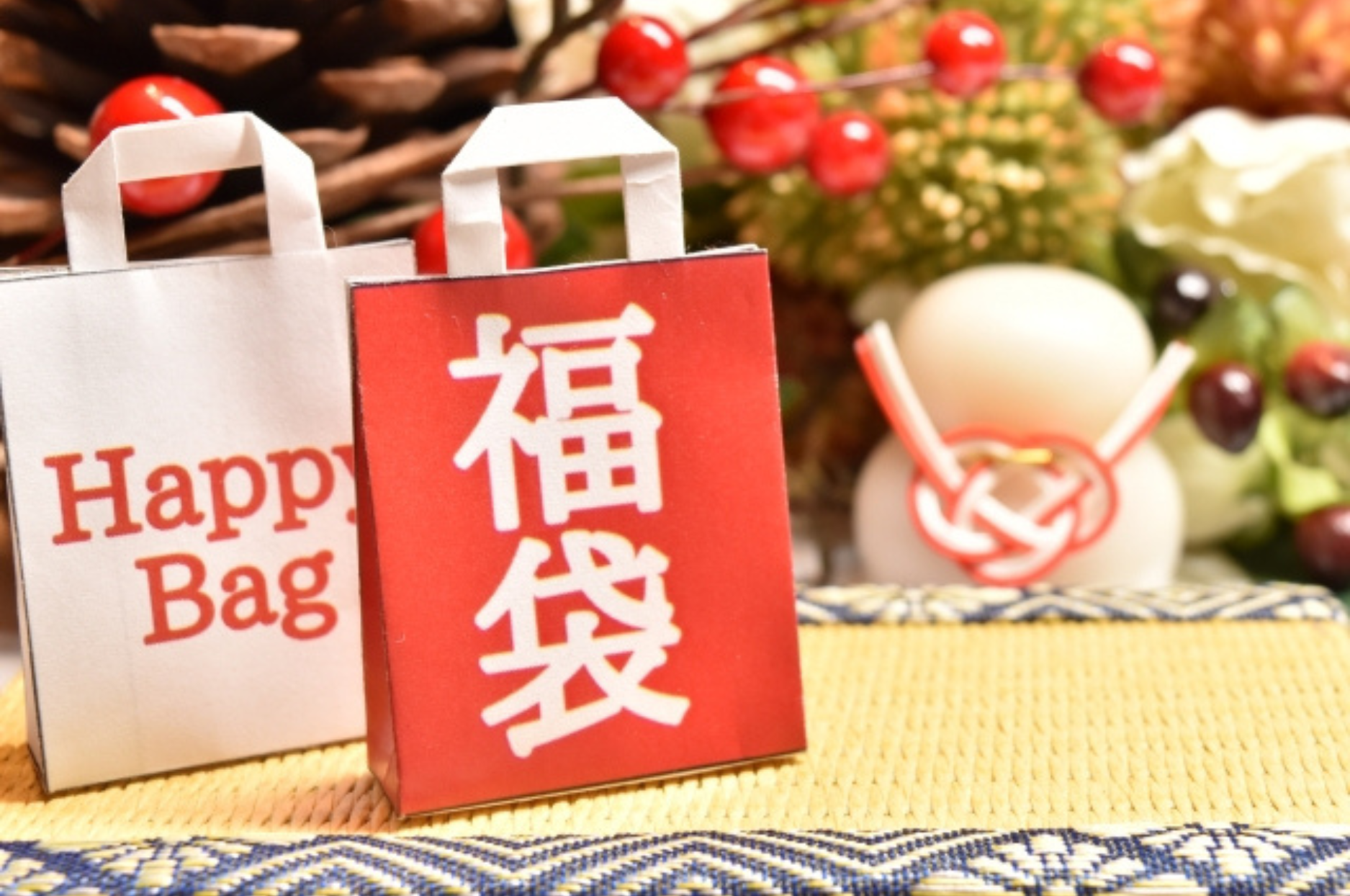 Những chiếc túi Fukubukuro được bày bán khắp các cửa hàng ở Nhật dịp Tết