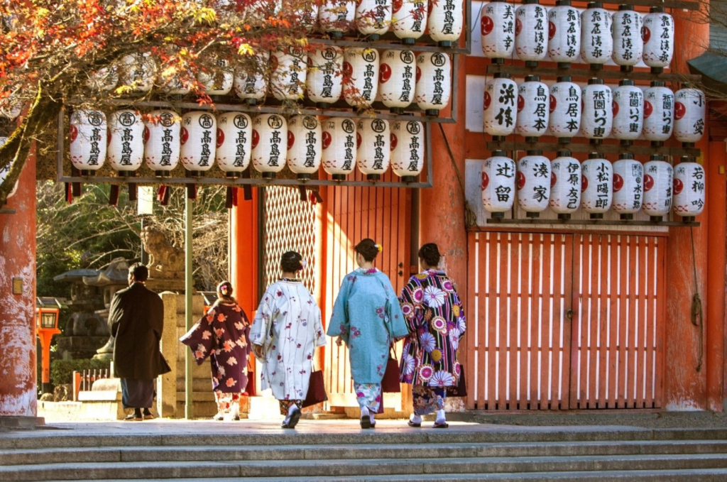 Lễ đền, chùa cũng là một hoạt động quan trọng dịp Tết ở Nhật